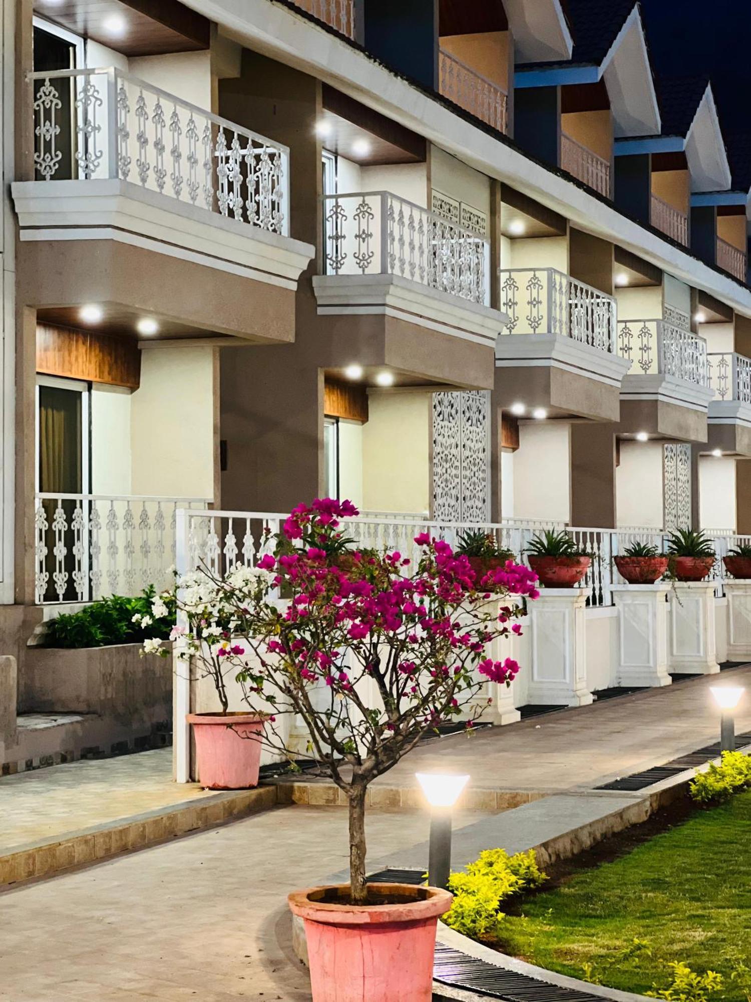 The Grand Leela Resort Khopoli Buitenkant foto