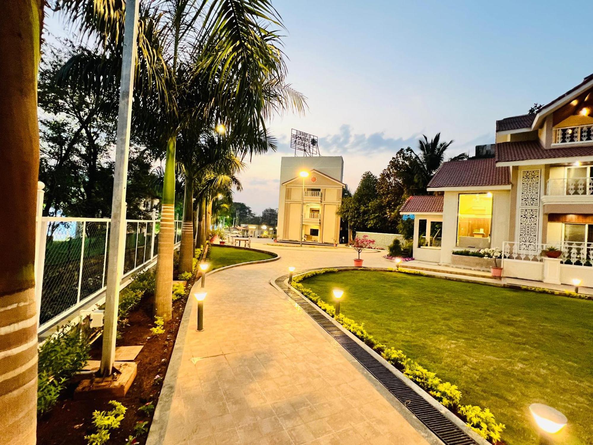 The Grand Leela Resort Khopoli Buitenkant foto